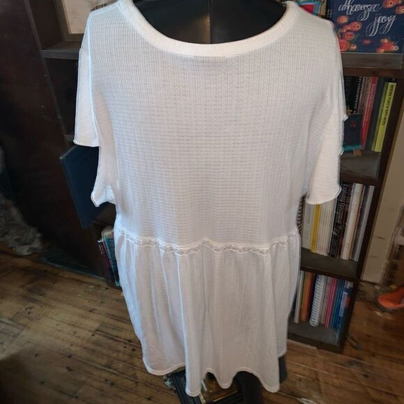 Torrid babydoll notched neck flutter sleeve flowy white 4x top - Picture 4 of 5